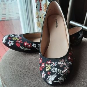 Sonoma Vitalize Black and Floral Embroidered Flats. Like New. Size 11.